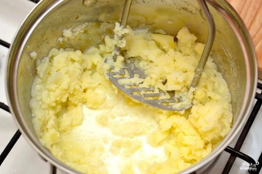 Как сделать пюре из картофеля. Приготовление картофельного пюре. картофельное пюре в кастрюле. картофельное пюре с комочками. пюре картофельное с молоком.