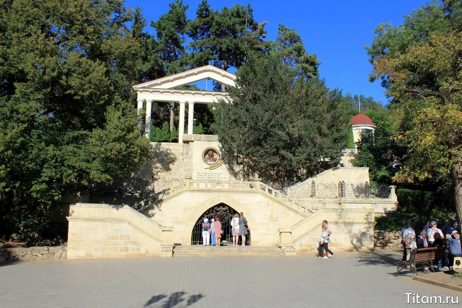 Смотровая площадка кисловодск. Лермонтовская кисловодск на сегодня. Лермонтовская кисловодск на сегодня. Памятник лермонтову в кисловодске в парке. Кисловодск парк демон.