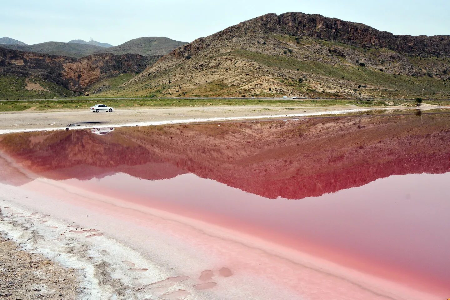 Озеро Мехарлу Иран. Красное озеро Иран Шираз. Хакасия оз. Красное озеро. Кровавое озеро (Черский). Есть красное озеро