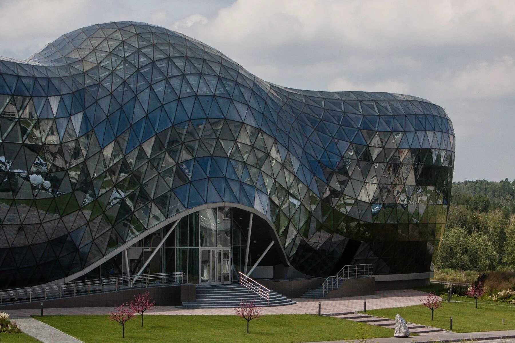 Бизнес центр кокон новосибирск. Хай тек новосибирск. Новосибирск здание многогранник. Футуристический интерьер кафе. Торговый центр бутон новосибирск.