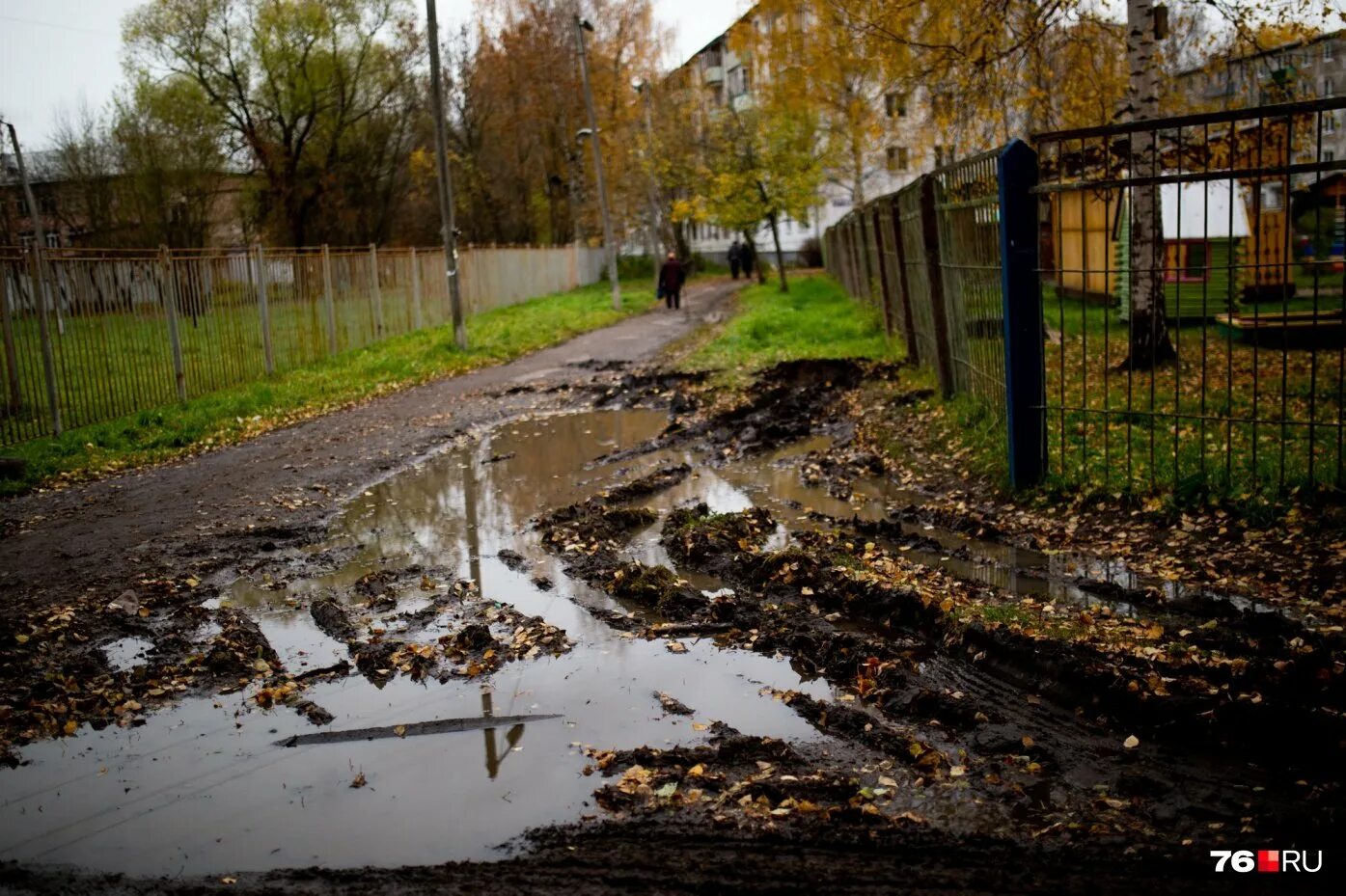 Осеннюю слякоть. Осень грязь. осень слякоть. грязь слякоть. осень слякоть грязь.