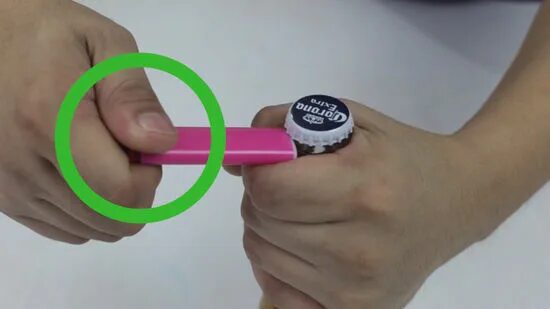 Как открыть крышку без открывашки. Как открыть бутылку зажигалкой. как открыть зажигалку. как открыть пиво зажигалкой. как открыть пиво пяткой.