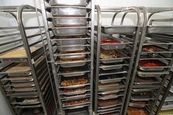 Упаковщик салатов. Кейтеринг кольцово. Кафе и рестораны краснодара. Еда 64. Фотосъемка летающих еды.