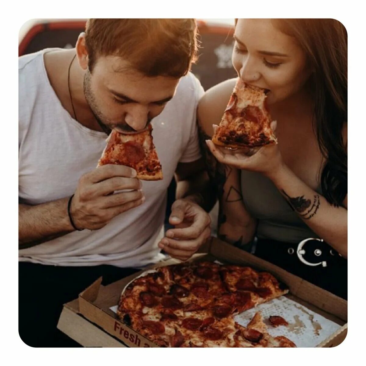 Супруги ели людей. Фотосессия пары с едой. Парная фотосессия с едой. Фотосессия с пиццей. Парень с пиццей.