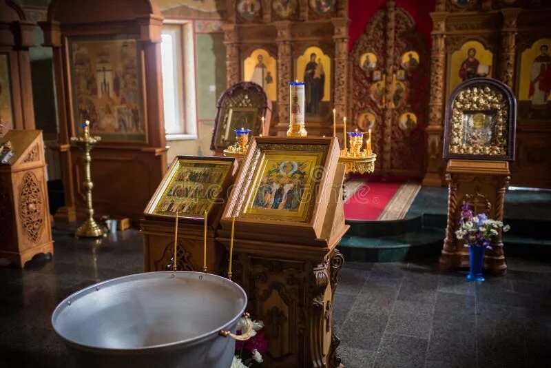 При крещении мальчика заносят в алтарь. При крещении мальчика заносят в алтарь. Что делать маме когда её ребёнка заносят в алтарь. Запись в церковь на крещение ребенка. При крещении мальчика заносят в алтарь.