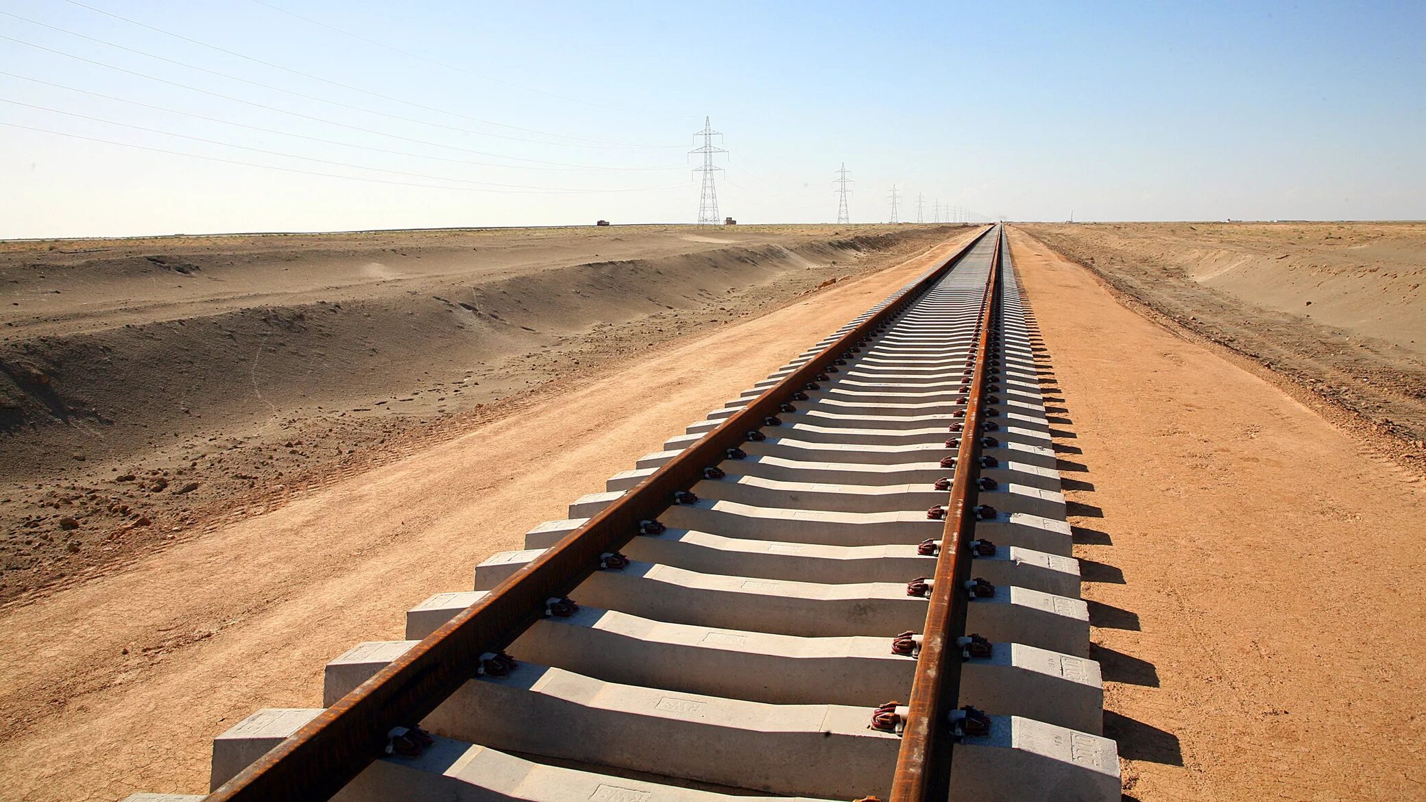 Экономика строительства железных дорог. Железная дорога Хайратон Мазари-Шариф. Хайратон Афганистан ЖД станция. Рельсы в пустыне. Железнодорожные линии.