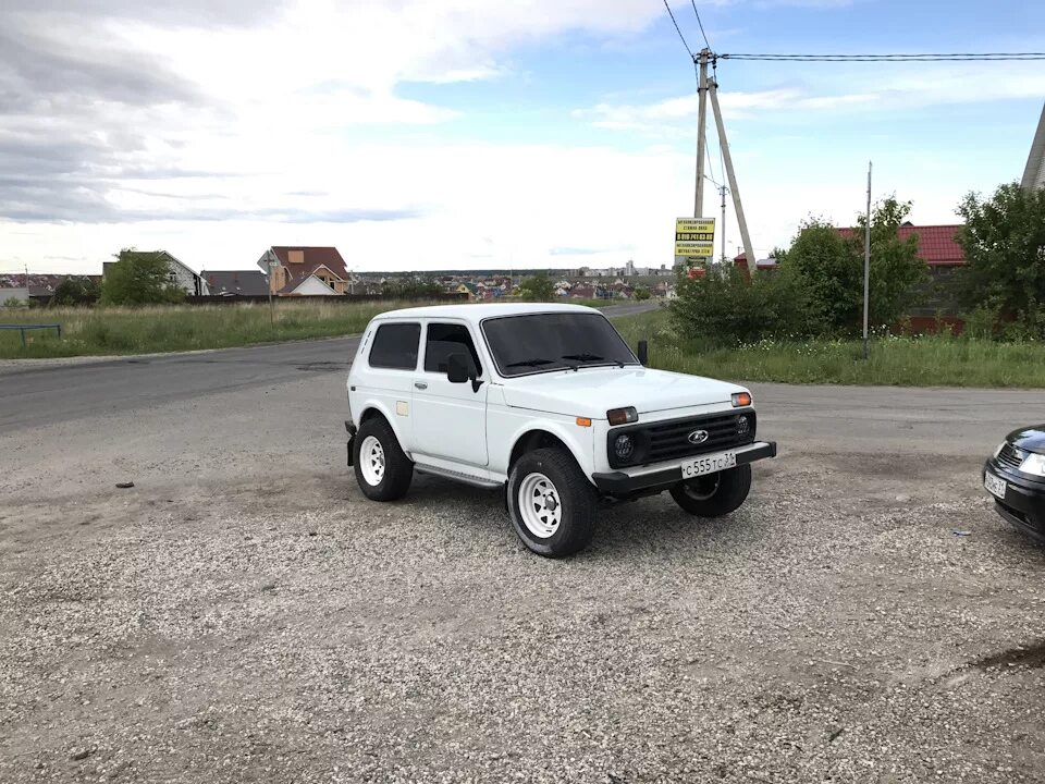 Как выглядит белая нива ВАЗ (LADA) 4x4 (Нива) 1.7 MT, 2002, 70 000 км купить в Азове Автомобили Авито