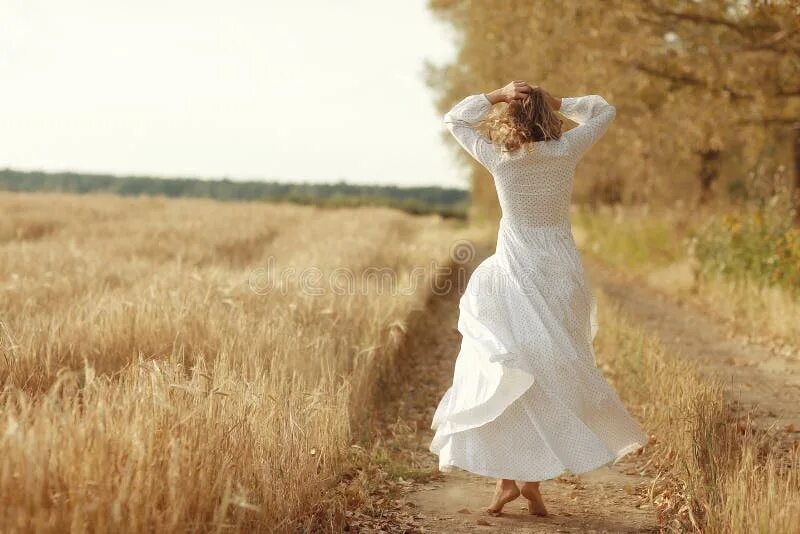 Девушка танцует в поле в красивом платье. Девушка в платье в поле Эстетика. Девушка в белом платье танцует. Девушка в белом платье на природе Эстетика.