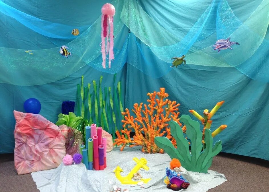 Подводный мир детского сада. Декорации подводного царства. Морское дно декорации. Украшение зала морская тематика в детском саду.