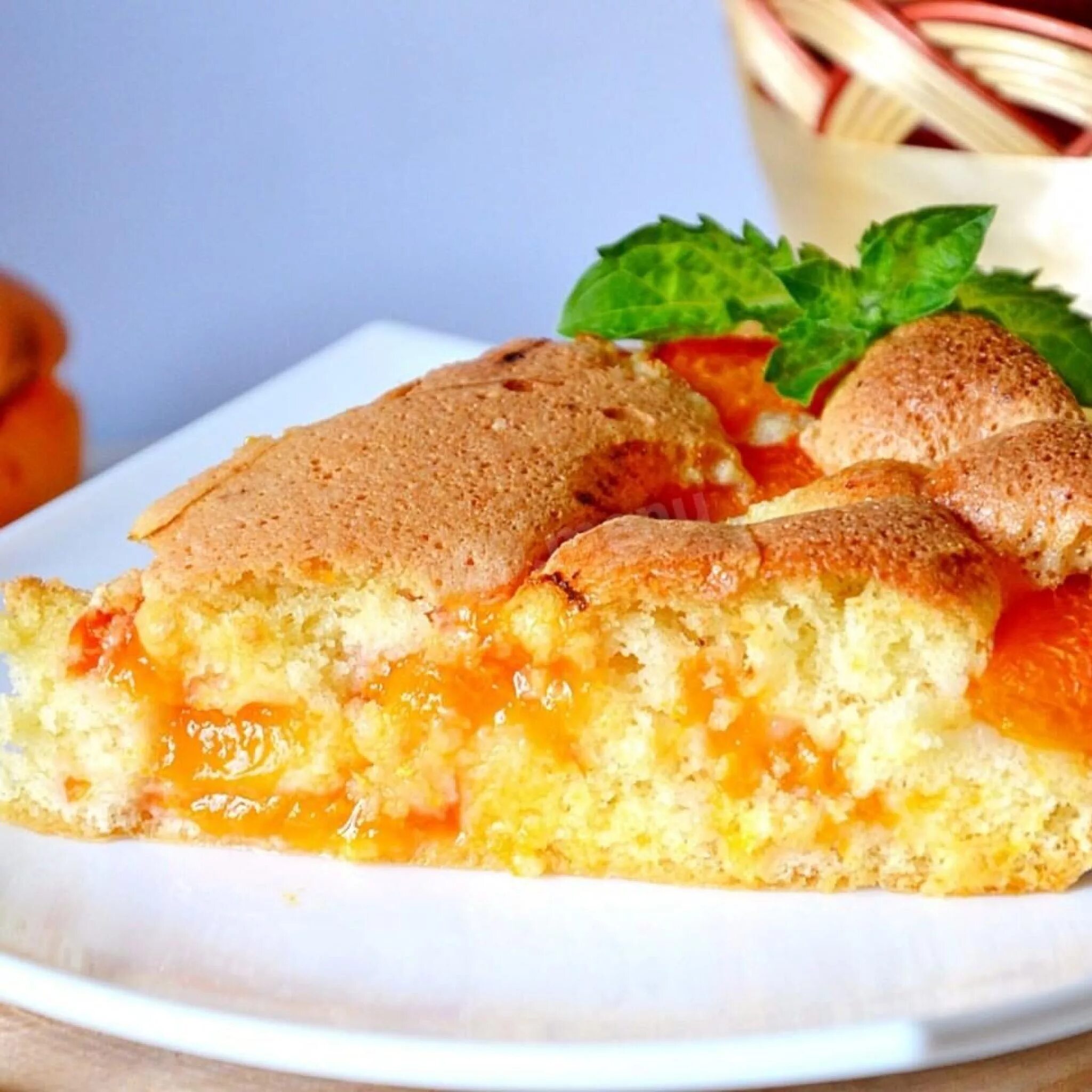 Рецепт вкусного пирога в духовке. Пирог с абрикосом. Бисквитный абрикосовый пирог. Шарлотка с абрикосами. Пирог с яблоками и абрикосами.