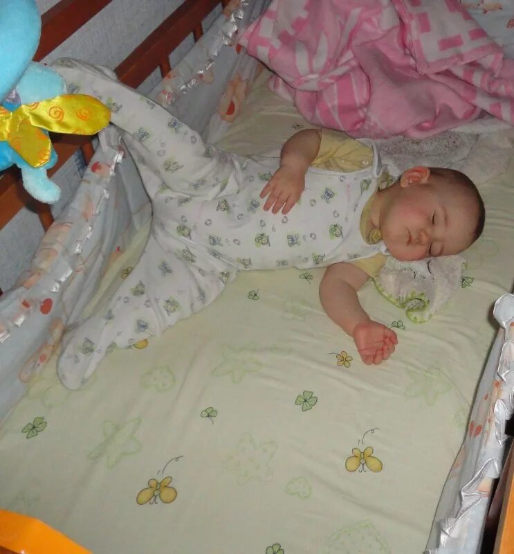 Кроватка для новорожденного. Новорожденный ребенок в кроватке. Позы сна новорожденного в кроватке. Новорождённый ребёнок в краватре. Как уложить спать в 2 месяца