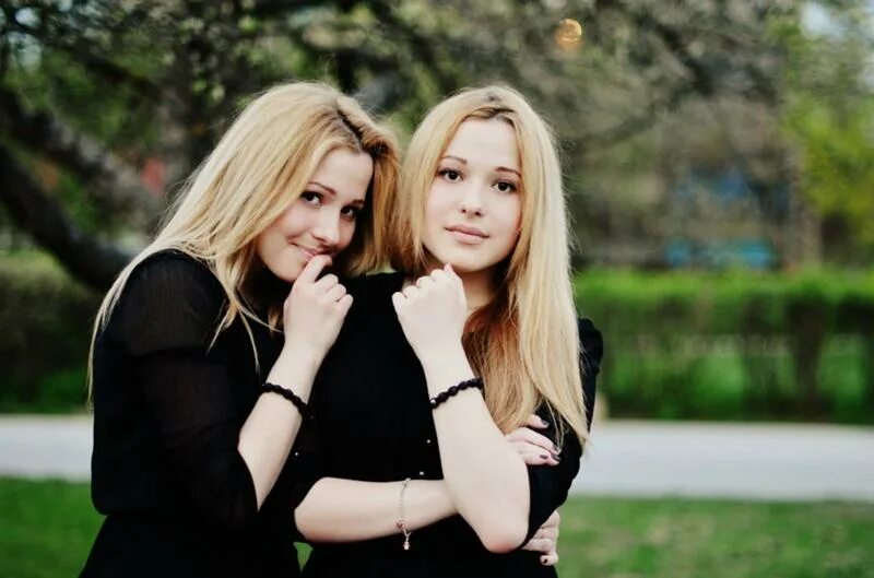 Сестры толмачёвы. Сёстры толмачёвы 2023. Девочка поет песню. Сестра хорошо поет. Сестра хорошо поет.