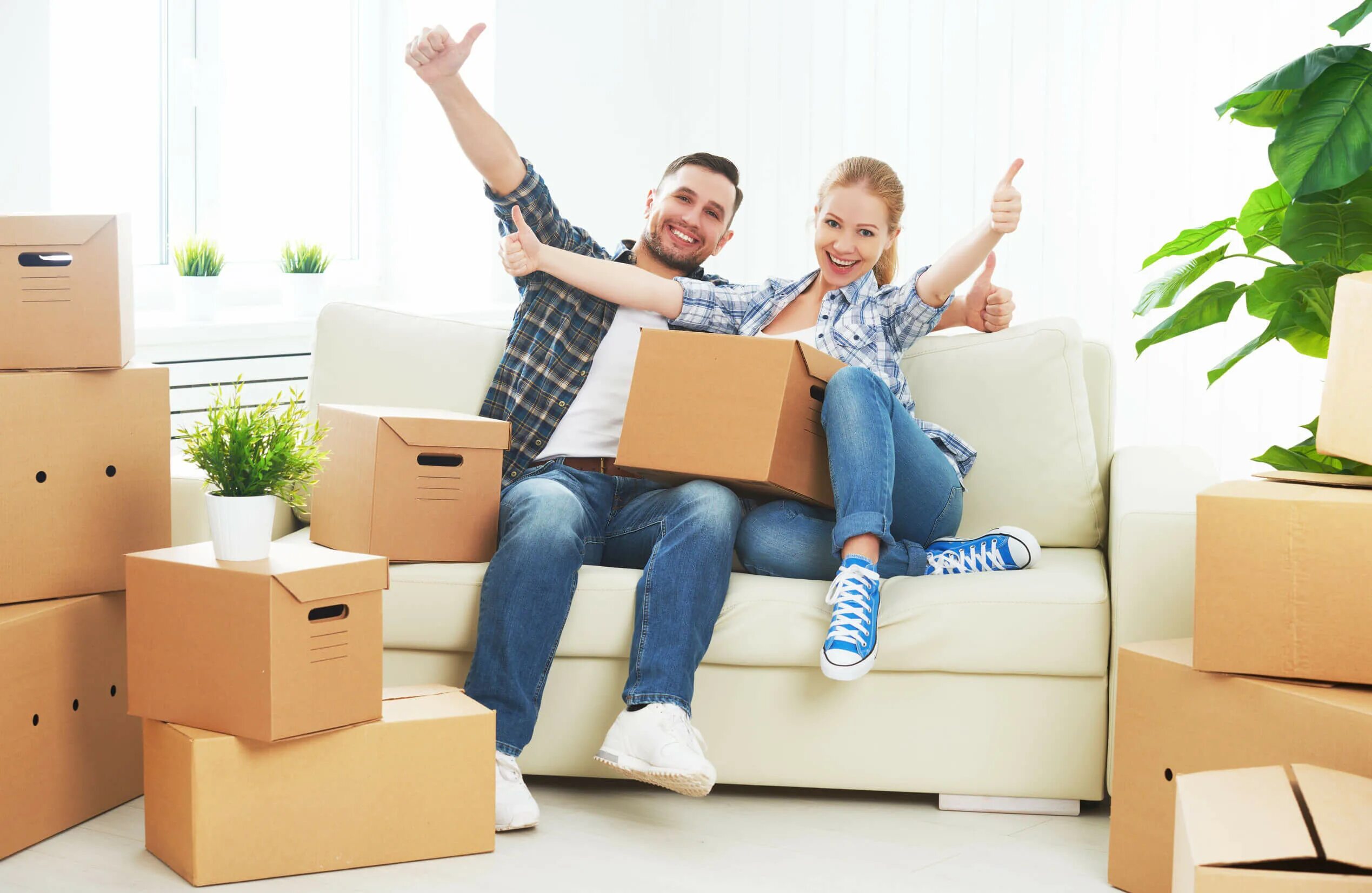 Your purchase. Переезд. Счастливые люди в новой квартире. Семья в новой квартире. Люди и мебель.