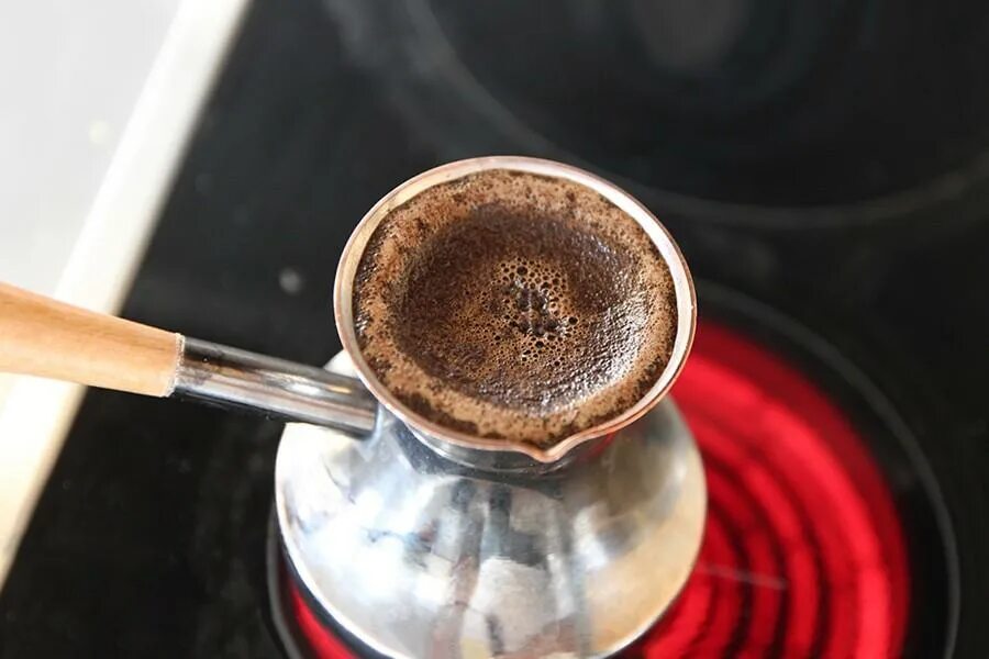 Кофе выводит воду. Кофе в турке. Кофе в турке на плите. Вареный кофе. Кофе для варки в турке.