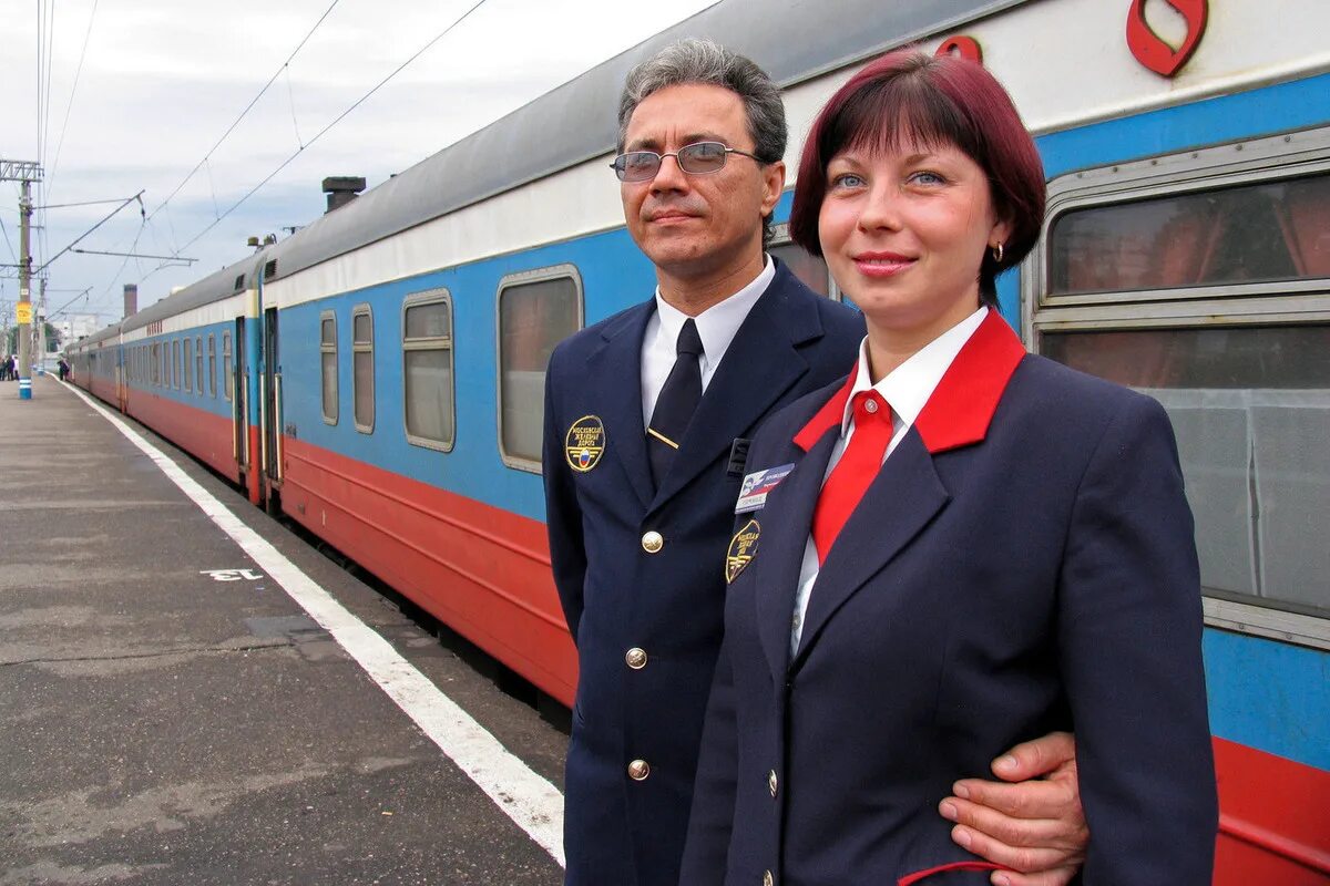 проводник ржд. проводник поезда сапсан. форма проводников пассажирских вагонов. проводник пассажирского ваго. проводник пассажирского вагона.