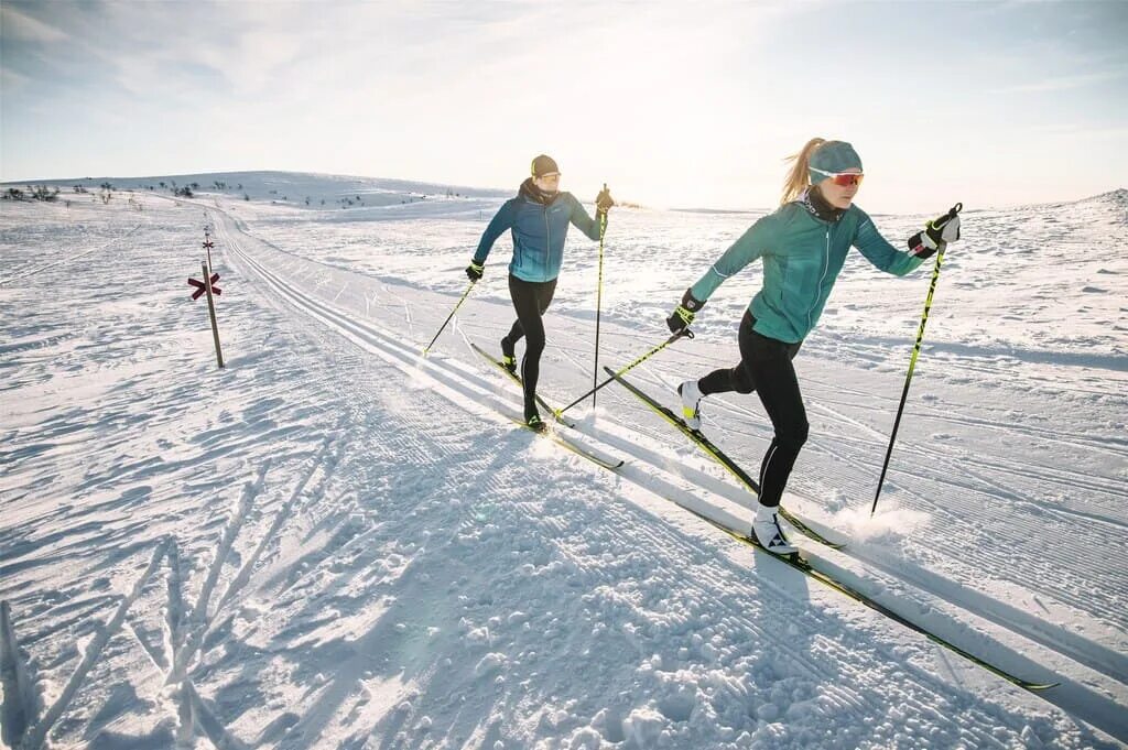 Лыжный спорт виды лыжных ходов. Классический стиль лыжи. Лыжные гонки классический ход. Классический ход на лыжах. Классические лыжи.