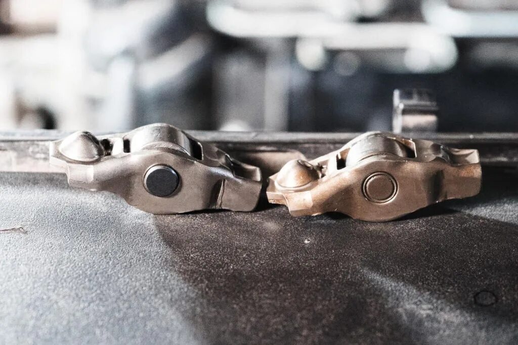 Рокер автомобиля. Рокер 514 двигатель. рокер 409 дв. коромысло клапана ваз. рокер распредвала.