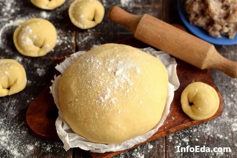 Тесто пельменное на воде с яйцами. Вкусное тесто для пельменей. Тесто для пельменей с яйцом. Тесто на пельмени домашние. Эластичное тесто для пельменей.