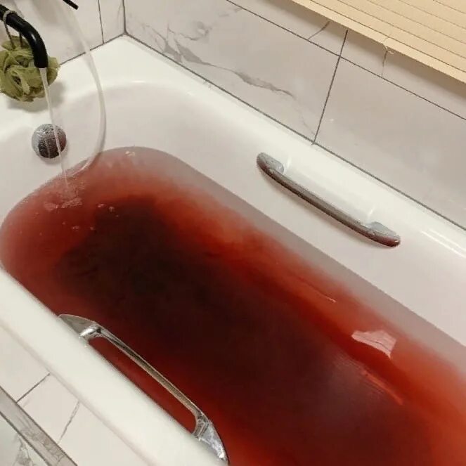 Смыть водой кровь. Кровавая бомбочка для ванны. Бомбочка для ванны кровь красная.