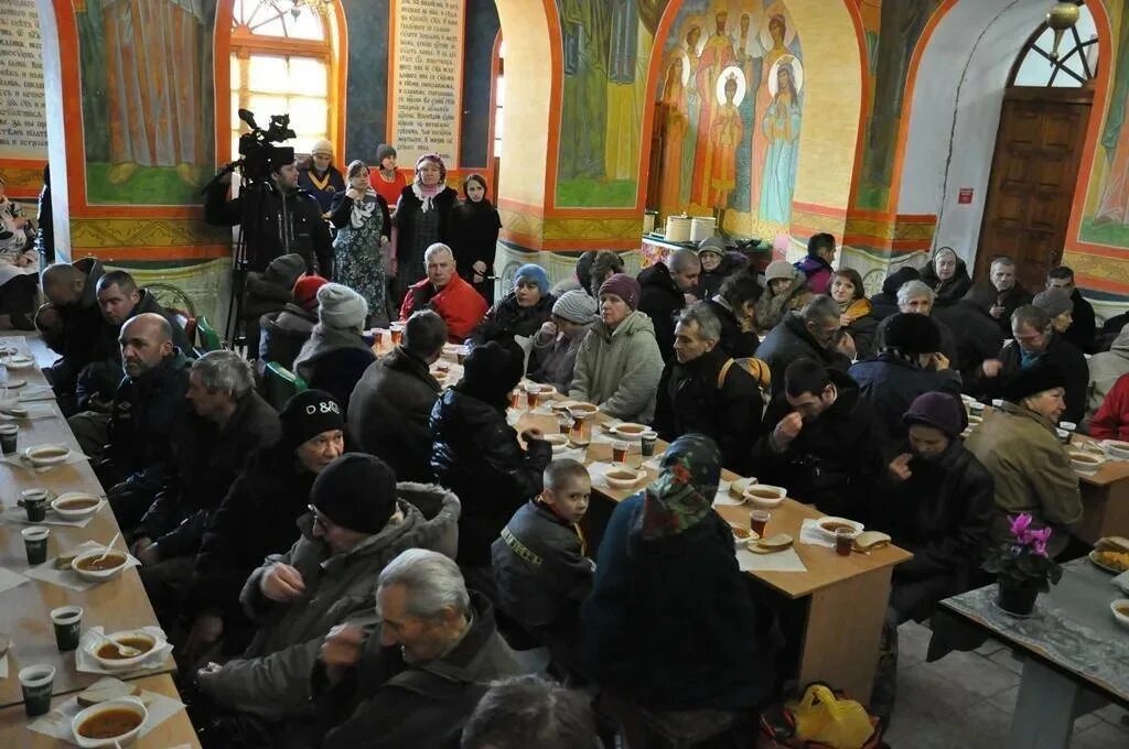 Православные социальные группы. Благотворительность в церкви. Социальное служение в храме. Люди в храме. Столовая для бездомных.