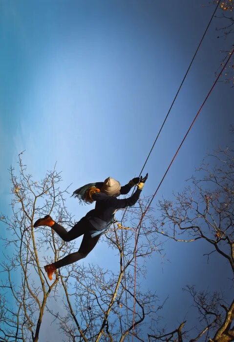 акустическая гравитация. креативные фото природы. преодолеть притяжение земли. девушка которая умеет летать. динамическая невесомость.