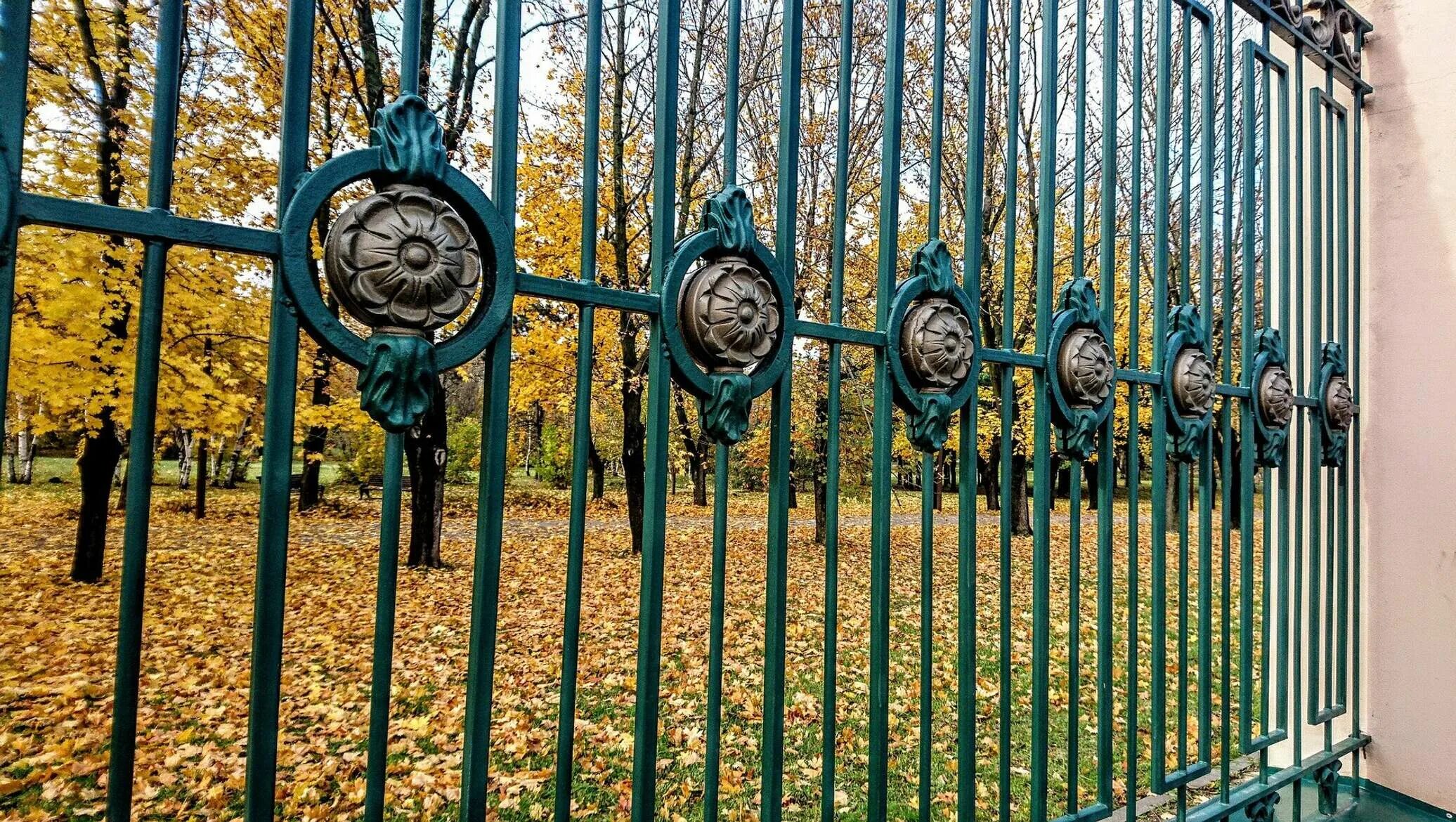 Железный забор. Старый металлический забор. Чугунный забор. Железная ограда. Ограждение антитеррор