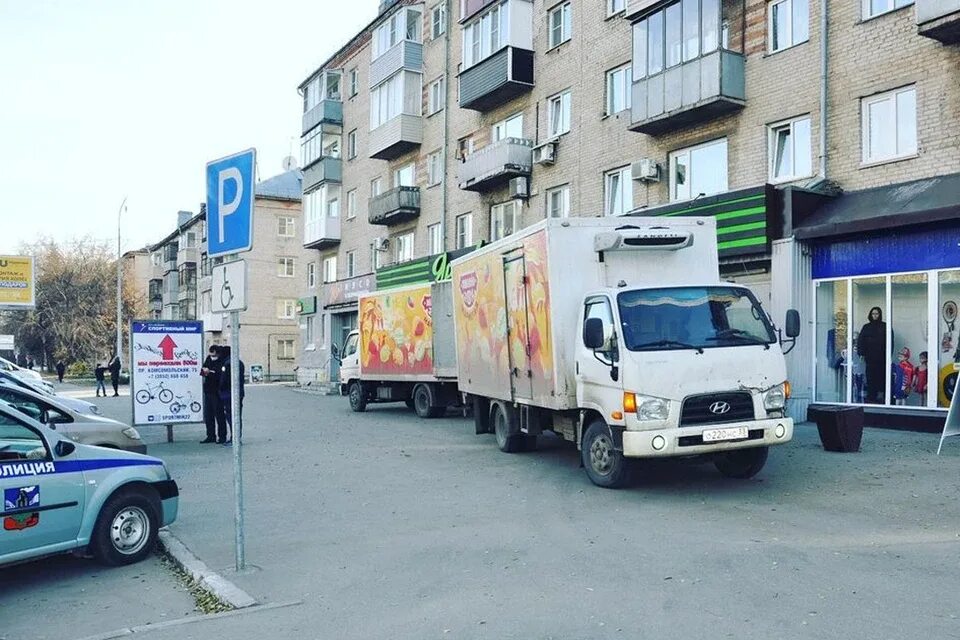 Грузовик на тротуаре. ДТП В Барнауле на Комсомольском проспекте. Грузовик на тротуаре у магазина. Авария в Барнауле в 2019 году сбили девушку на остановке. Водитель барнаул ру