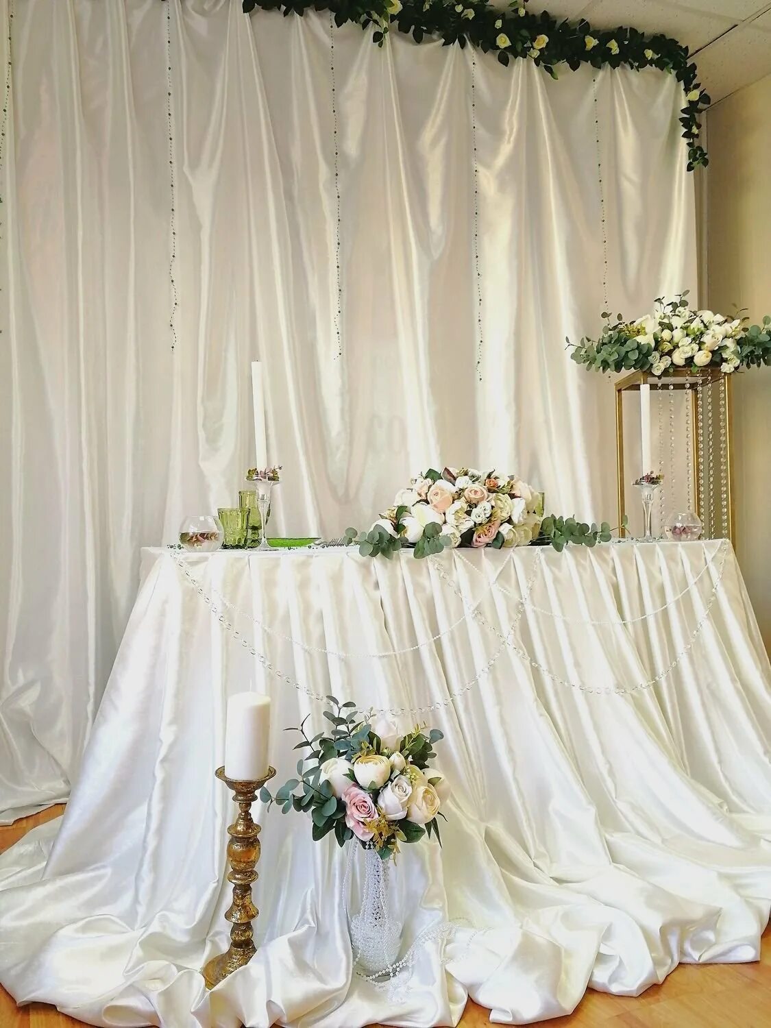 Президиум молодоженов. Украшение свадебного зала. Декор стола молодых. Украшение свадебного зала. Украшение свадебного президиума.