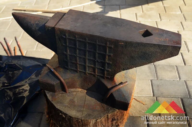 Наковальня соединена. Наковальня кузнечная 300кг. огромная наковальня. наковальня кузнечная большая. наковальня кузнечная новая.