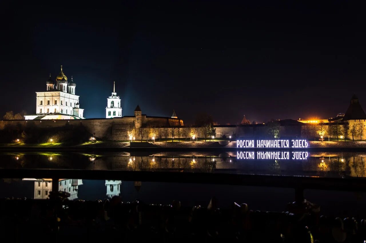 Ночью здесь. Студенты ночью в парке. Ночью здесь. Ночью здесь. Красивые здания ночью в тамбове.