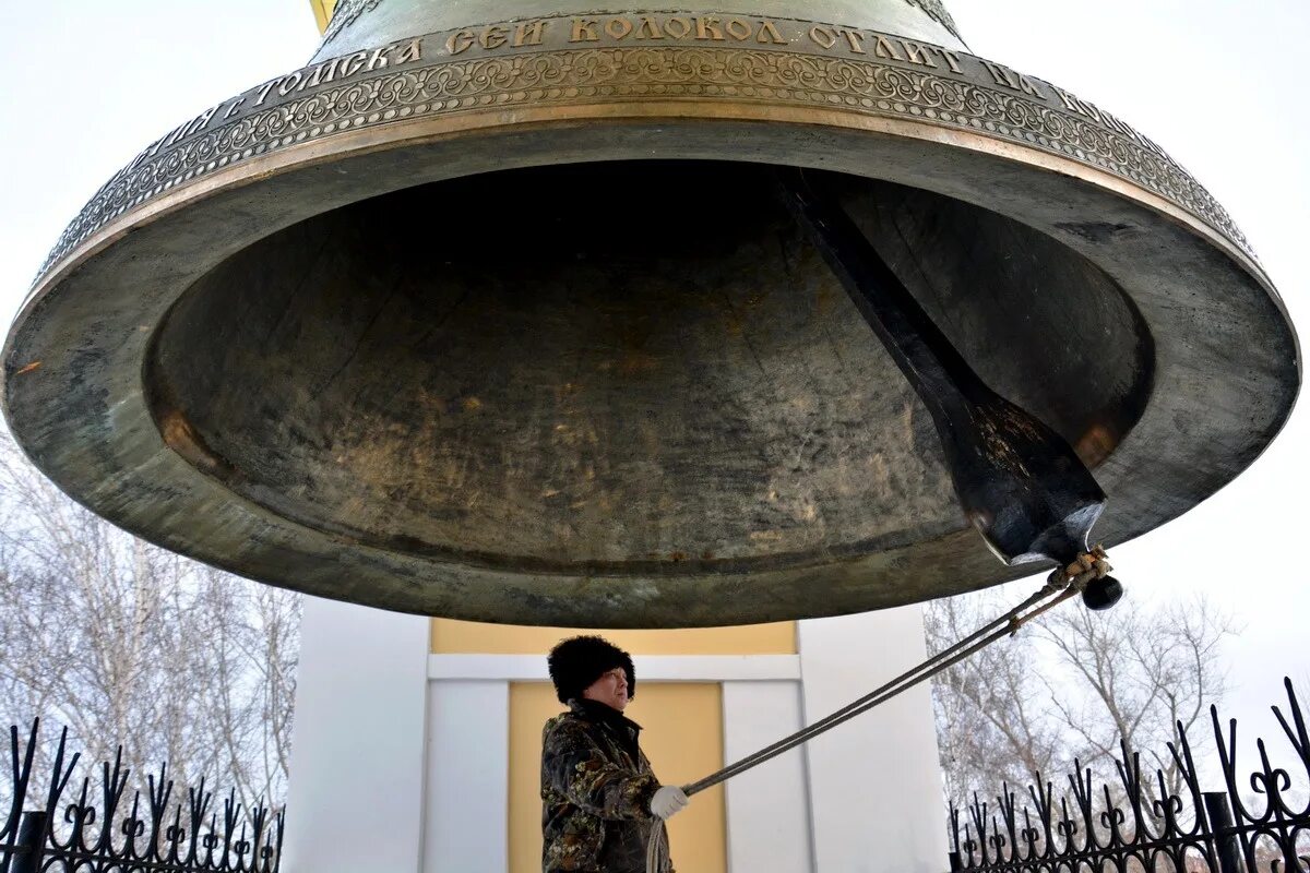 Царь колокол Томск. Воскресенская Церковь Томск колокол. Колокол Сысой.