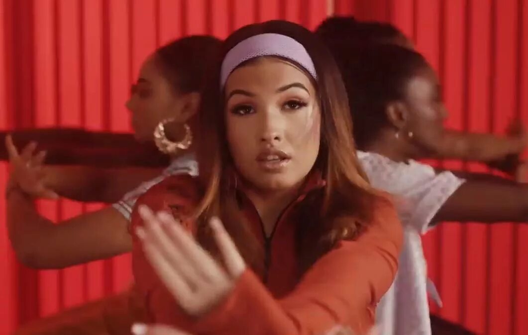 Dont call. Don&#039;t call me up от mabel. mabel певица с родителями. don&#039;t call me up mabel парень. мабель клипы скрины.