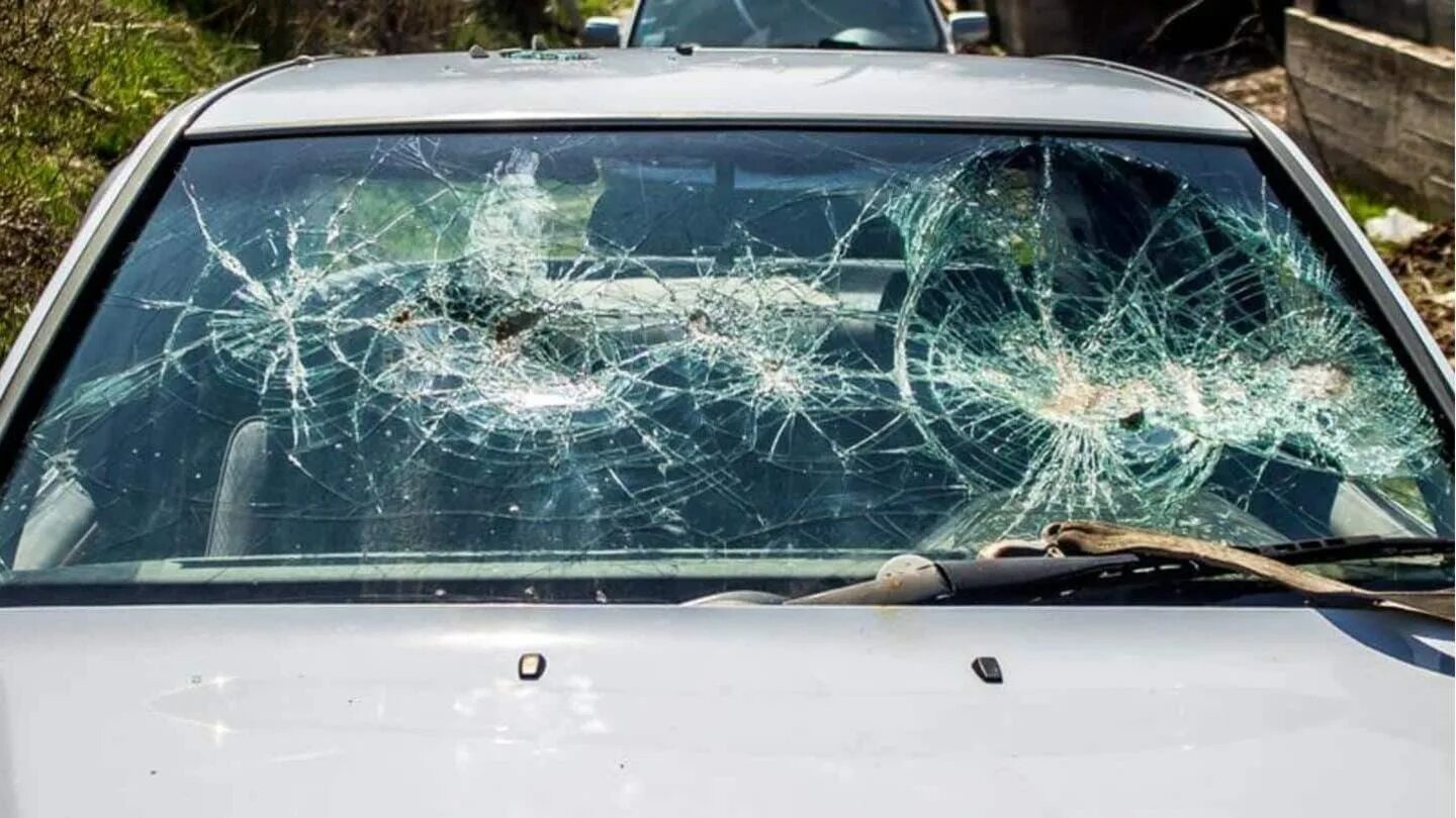 Разбитое лобовое стекло. Разбитое лобовое стекло ваз 2114. Можно ли ездить с разбитым лобовым стеклом. Можно ли ездить с разбитым лобовым стеклом. Лобовое стекло.