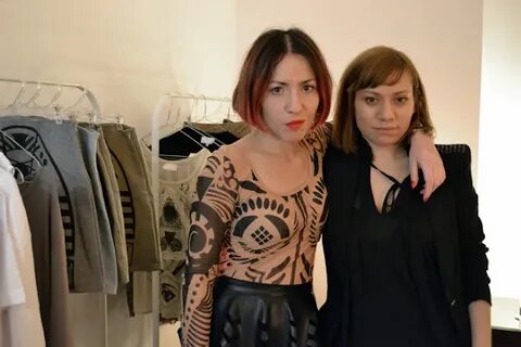 Бір бөліктен тұратын купальниктегі жапон әйелдері