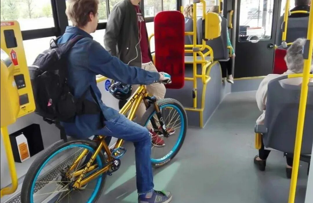 Велосипед в маршрутке. Провоз велосипеда в автобусе. Велосипед для перевозки пассажиров. Человек с велосипедом в автобусе.