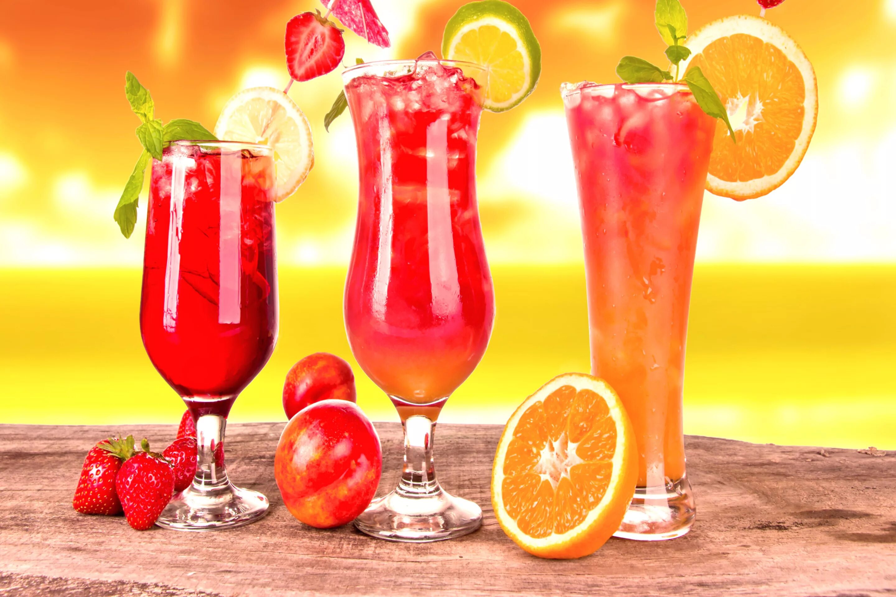 Мохито солнце. Летние коктейли. Разноцветные напитки. Красивые коктейли. Яркие коктейли.