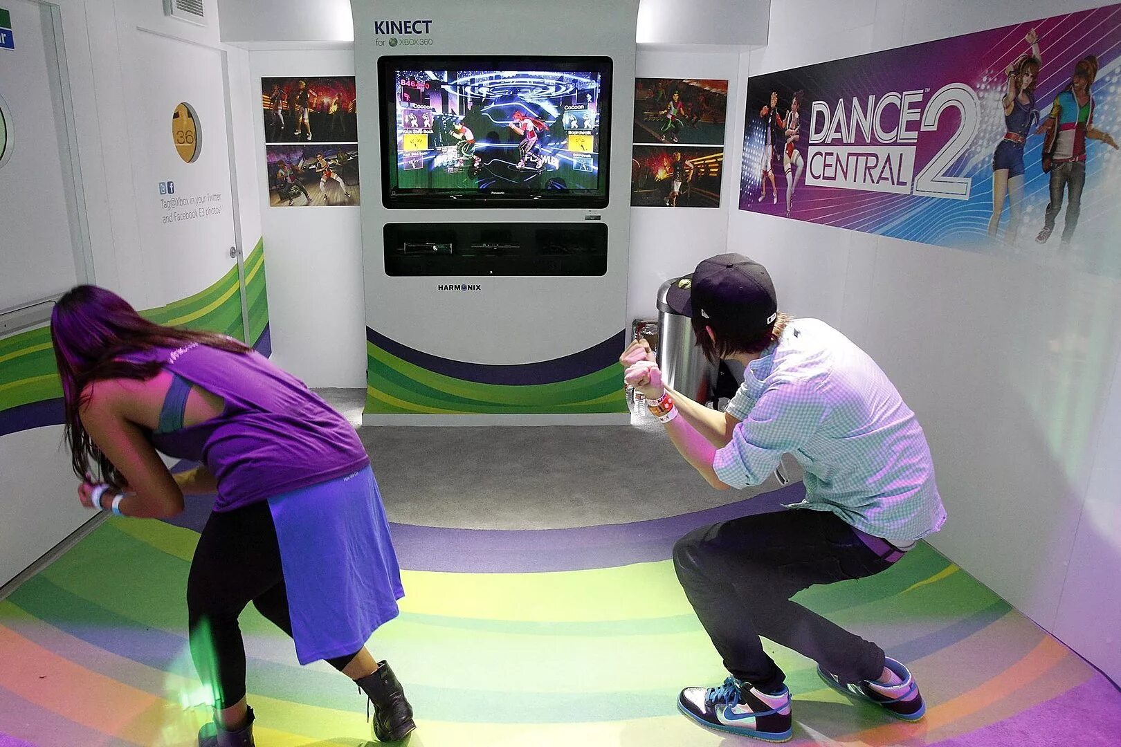 Доступ развлечениями. Kinect Xbox 360 человек. Xbox 360 Kinect компания. Игровой зал Xbox 360. Xbox 360 Kinect Dance Central.