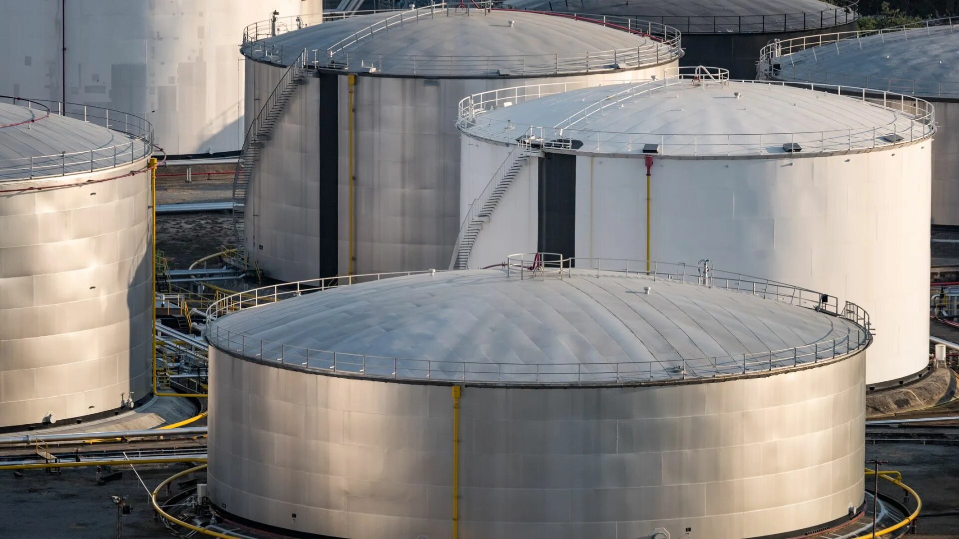 Хранение нефти газа нефтепродуктов. Резервуарный парк для хранения нефти и нефтепродуктов. наземные резервуары для нефтепродуктов. хранилище нефти. нефтяной бак.