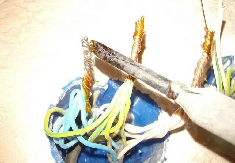 Соединения 4 проводов в распаечной коробке. Правильная скрутка медных проводов 2. Электро скрутки проводов. Соединение распаечных коробок скруткой. Электромонтаж соединение проводов.