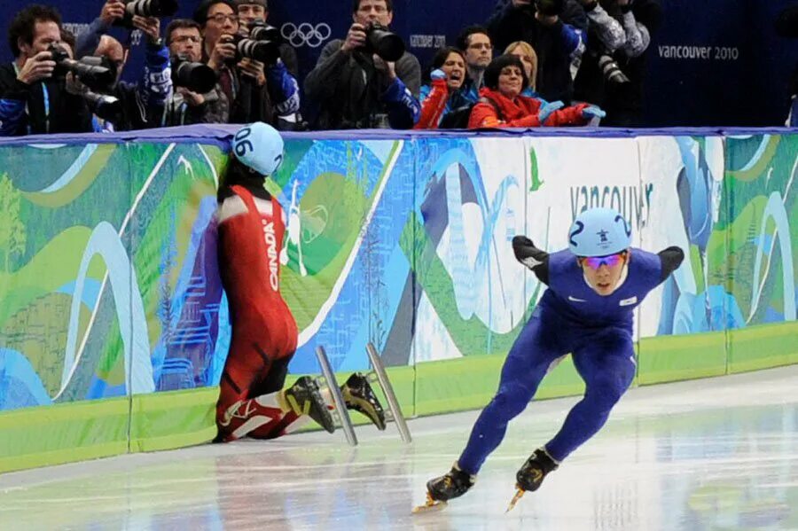 Смех спорт. Конькобежец прикол. Конькобежный спорт падения. Смешные конькобежцы. Конькобежный спорт приколы.