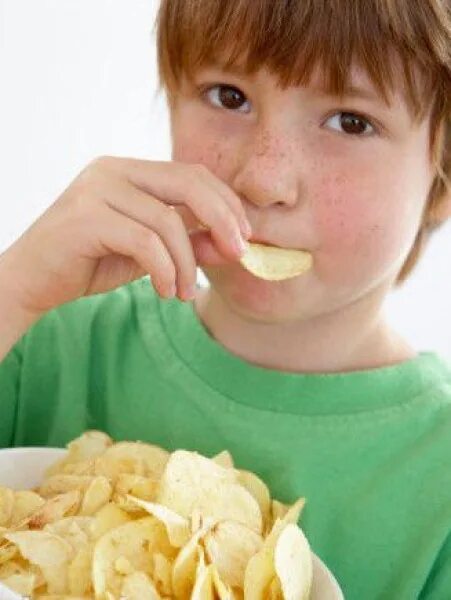 Ребенок кушает. Жрет чипсы. Человек с чипсами. Мальчик и чипсы. Кушает чипсы.