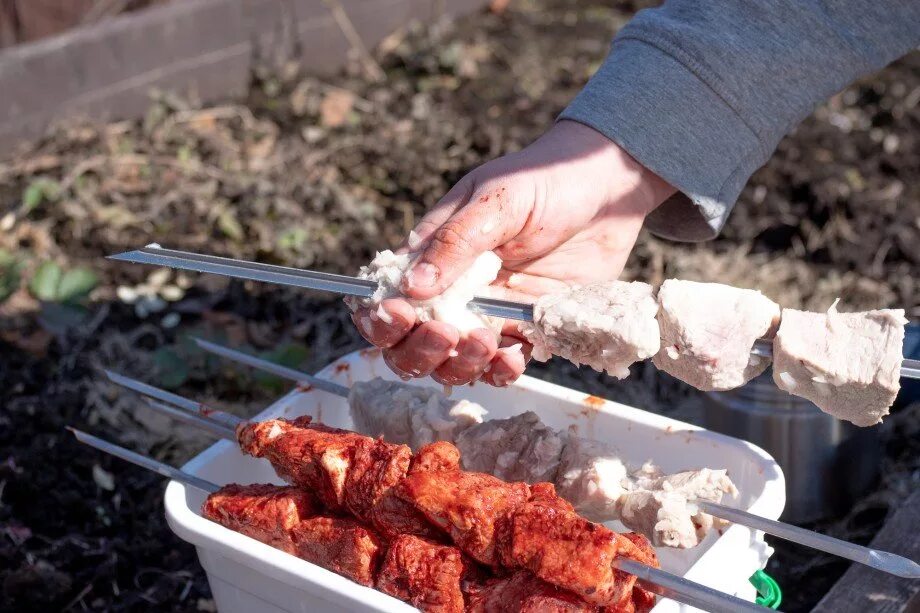 Какой лучше сделать шашлык. Шашлык процесс приготовления. шашлык замороженный. нанизывает шашлык на шампур.
