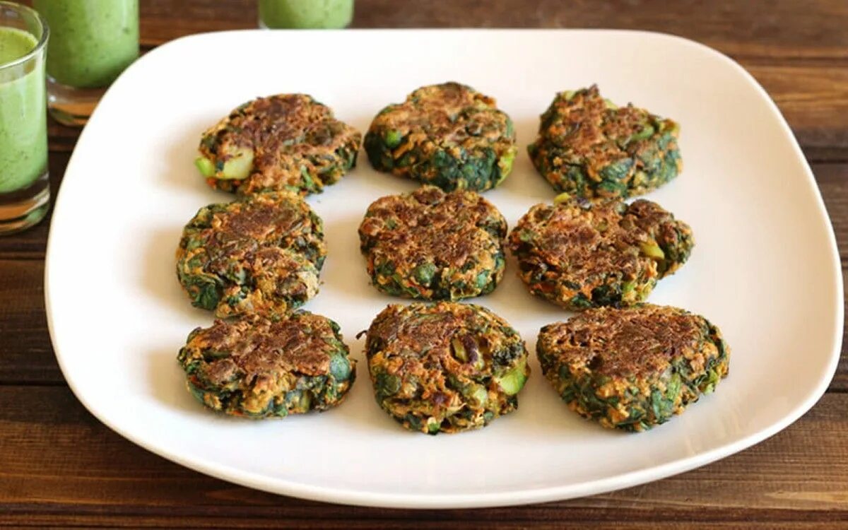 Котлеты из шпината и брокколи. Биточки со шпинатом. Котлеты из рыбного фарша. Овощные котлеты со шпинатом. Котлеты из шпината.