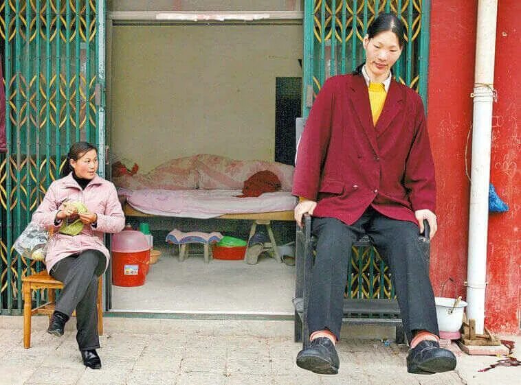 Высокий сан. Яо Дефен рост. Самая высокая женщина в мире Яо Дефен. Цзэн Цзиньлянь самая высокая женщина ростом 243 сантиметра. Цзэн Цзиньлянь.
