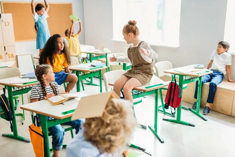 She french at school. Школьники веселятся. Стол для группы школьников. Школьники развлекаются. Веселый перерыв в школе.