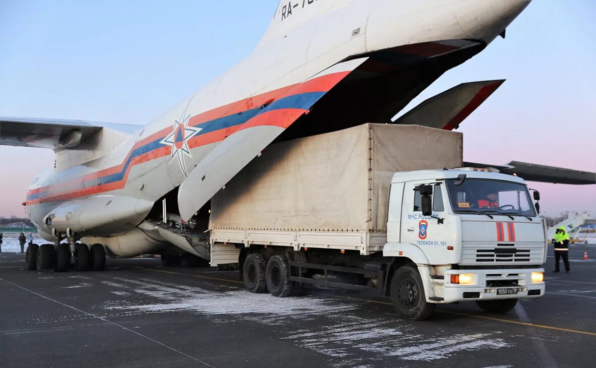 Перевозящий людей самолет. Самолет МЧС России ил-76. Самолёт ил-76 МЧС. Грузовой самолет МЧС ил 76. Борт МЧС ил 76.