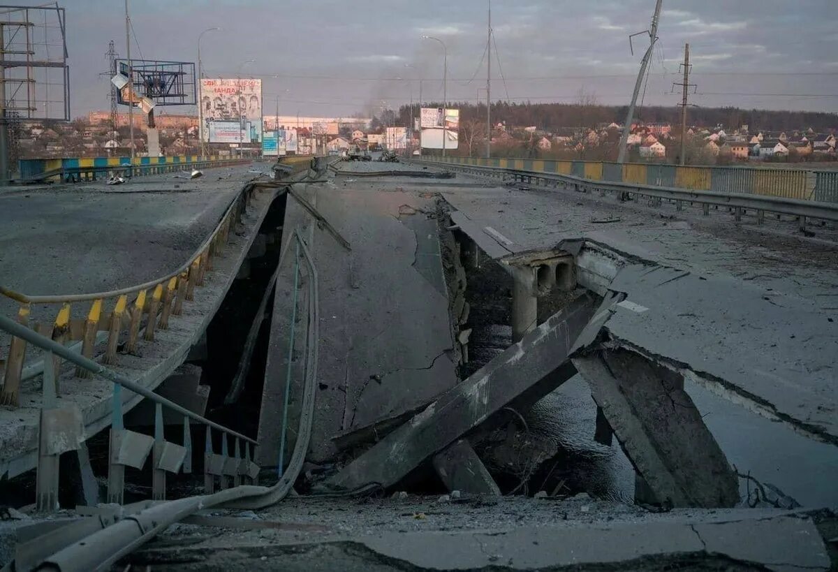 Что разрушили сегодня. Взорванный мост под Киевом 2022. Разрушенный мост. Сломанный мост. Разрушенные мосты на Украине.
