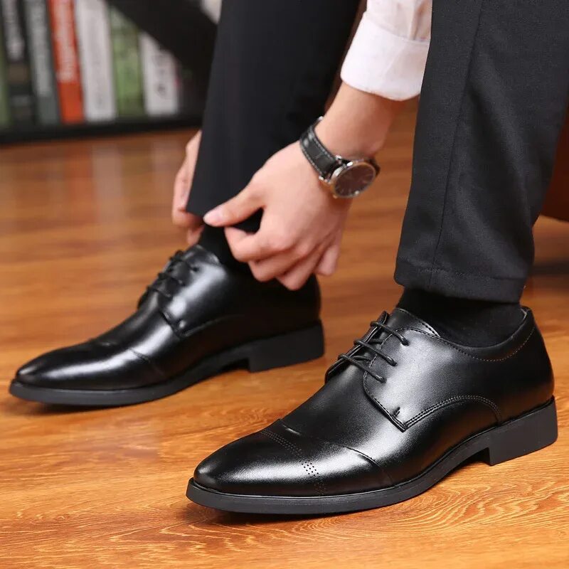Туфли мужские. Классическая обувь мужская. Мужские ноги в туфлях. Туфли мужские классические.