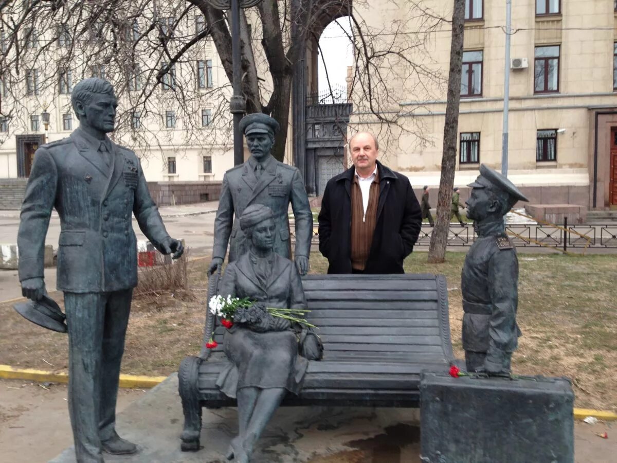 Памятник офицеры на Фрунзенской набережной. Памятник фильму офицеры в Москве. Памятник КФ офицеры.