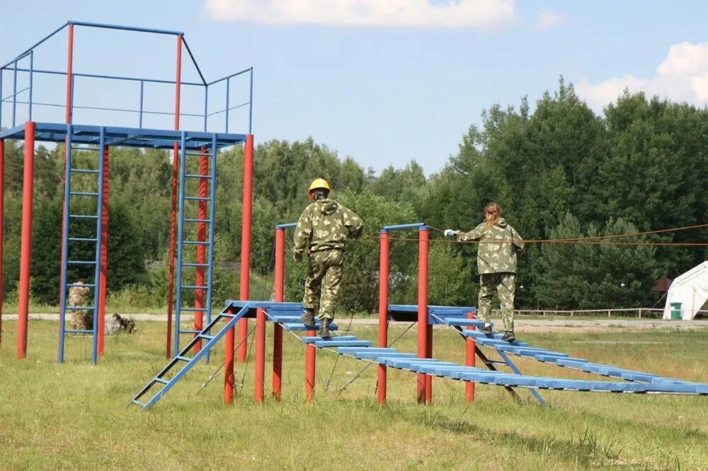 Полоса препятствий видео. Школьная полоса препятствий СКП-102. Полоса препятствий МЧС Ногинск. Спортивная полоса препятствий. Военный спортивный городок.